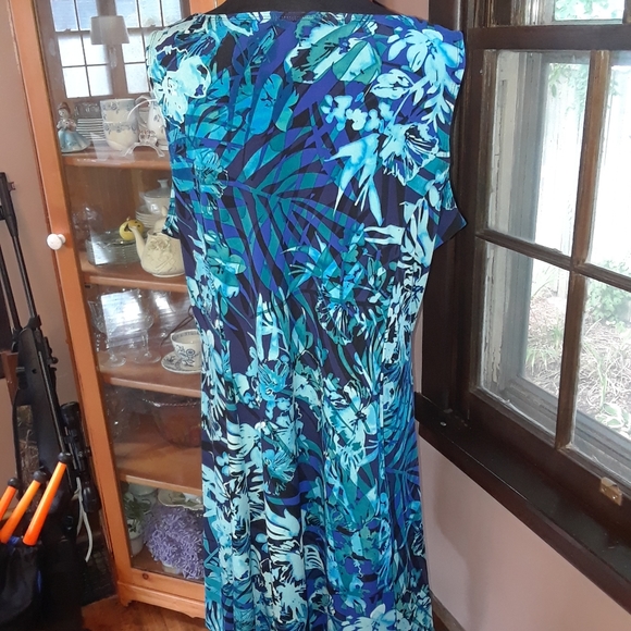 Beautiful Blue Floral Pattern dress - Picture 4 of 6